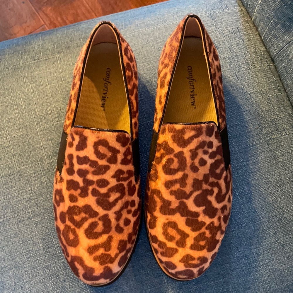 Comfortview leopard print size 8 1/2 WW flats